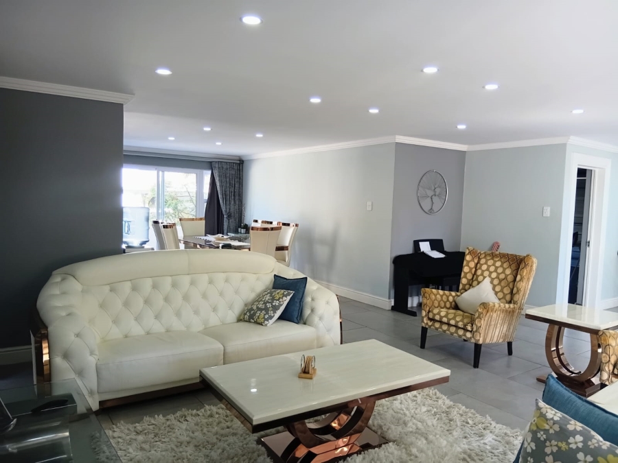 5 Bedroom Property for Sale in Beacon Bay Eastern Cape